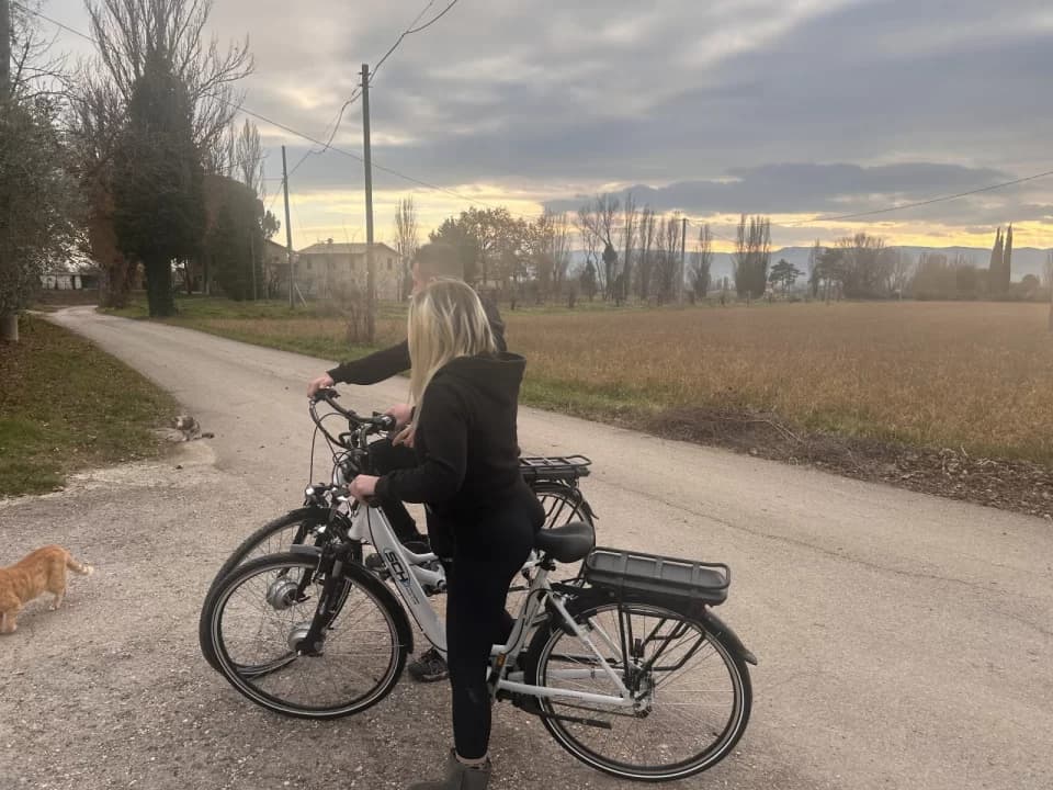 Ospiti in e-bike sulla strada di campagna vicino ad Agriturismo La Mora