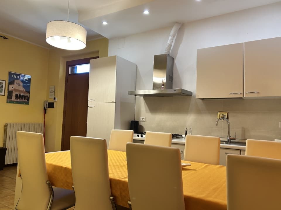 Cucina arredata di uno degli appartamenti