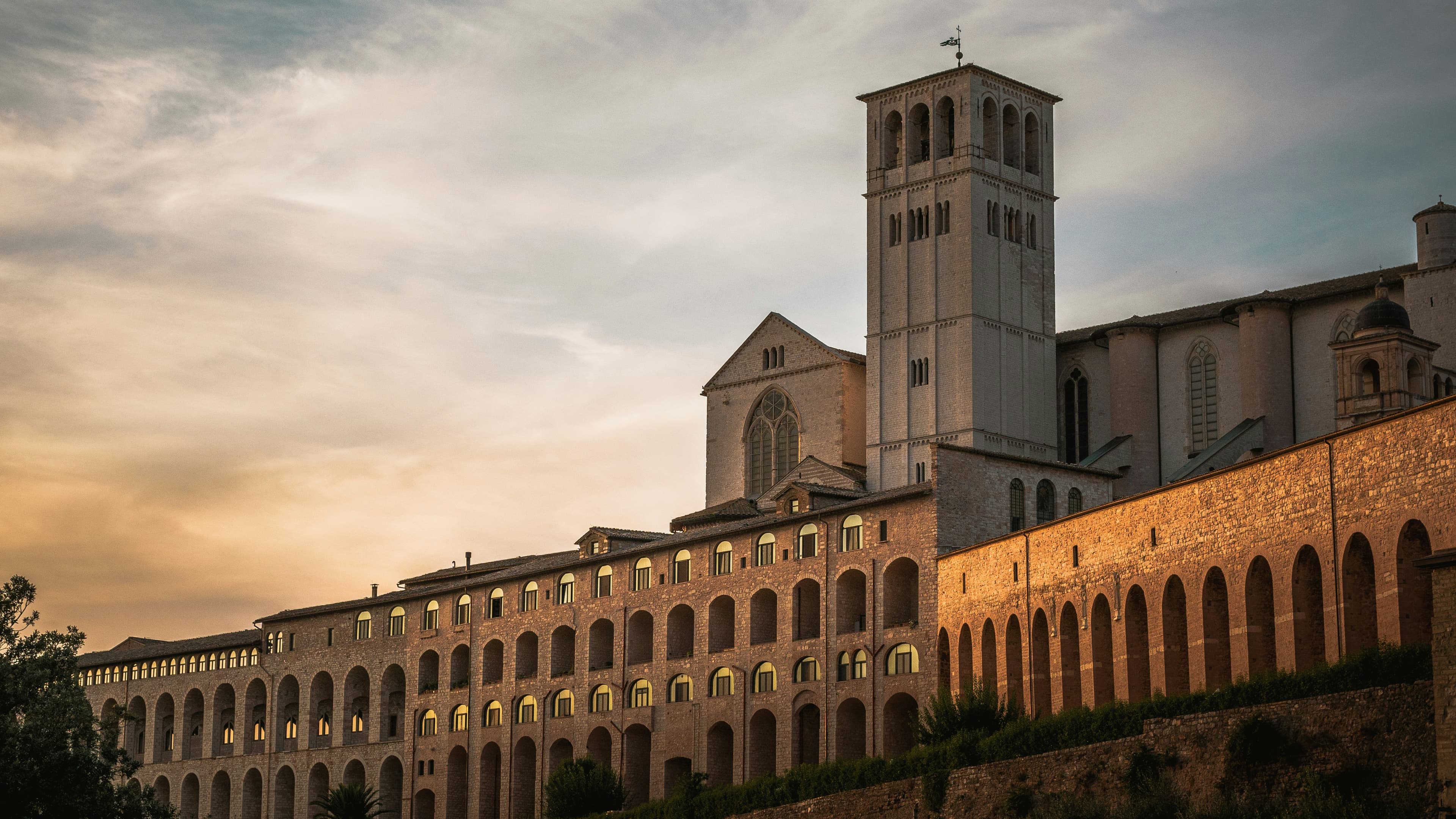 Assisi al tramonto, vista dalla campagna umbra intorno ad Agriturismo La Mora